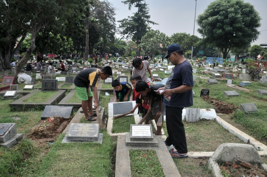 Berkah Musim Nyekar Jelang Ramadan Bagi Bocah 'Pengoret' Makam