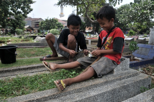 Berkah Musim Nyekar Jelang Ramadan Bagi Bocah 'Pengoret' Makam