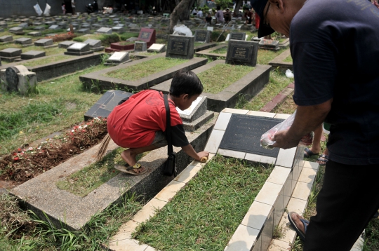 Berkah Musim Nyekar Jelang Ramadan Bagi Bocah 'Pengoret' Makam