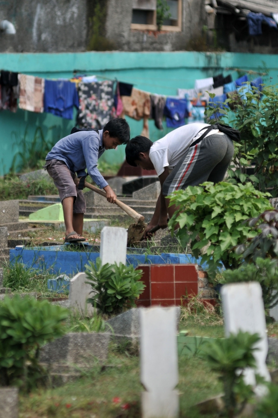 Berkah Musim Nyekar Jelang Ramadan Bagi Bocah 'Pengoret' Makam
