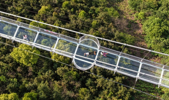Sensasi Merinding Menjajal Jembatan Kaca Setinggi 518 Meter