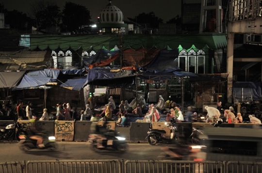 Potret Warga Pasar Gembrong Tarawih Hingga ke Badan Jalan dan JPO