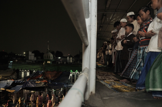 Potret Warga Pasar Gembrong Tarawih Hingga ke Badan Jalan dan JPO