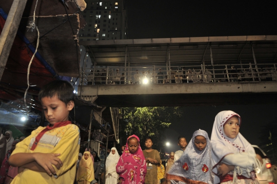 Potret Warga Pasar Gembrong Tarawih Hingga ke Badan Jalan dan JPO