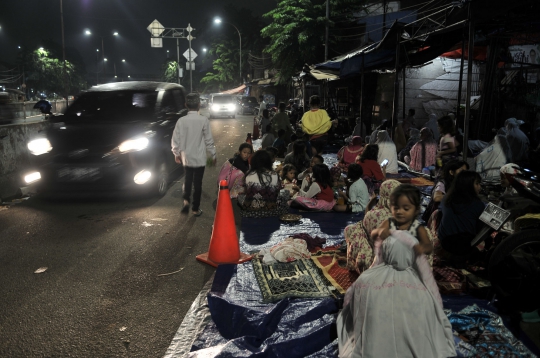 Potret Warga Pasar Gembrong Tarawih Hingga ke Badan Jalan dan JPO