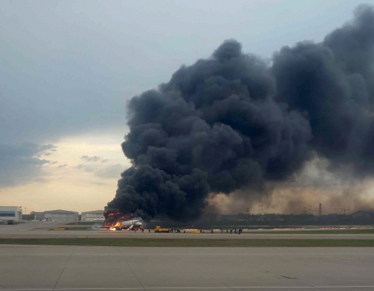 Pesawat Sukhoi Terbakar di Bandara Rusia, 41 Orang Tewas
