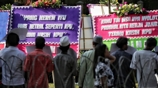 Karangan Bunga Bertuliskan Ucapan Lucu dan Unik Dukung KPU