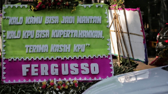 Karangan Bunga Bertuliskan Ucapan Lucu dan Unik Dukung KPU