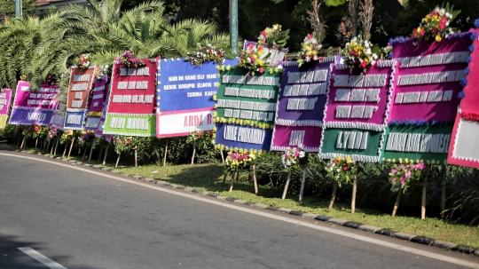 Karangan Bunga Bertuliskan Ucapan Lucu dan Unik Dukung KPU