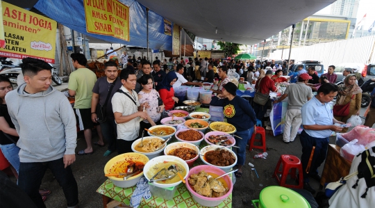 Berburu Menu Takjil di Hari Pertama Ramadan