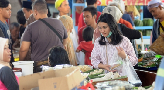 Berburu Menu Takjil di Hari Pertama Ramadan