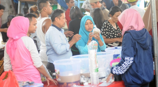 Berburu Menu Takjil di Hari Pertama Ramadan