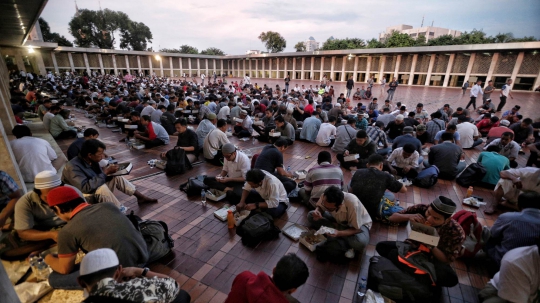 Kenikmatan Buka Puasa Bersama di Masjid Istiqlal