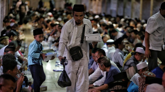 Kenikmatan Buka Puasa Bersama di Masjid Istiqlal