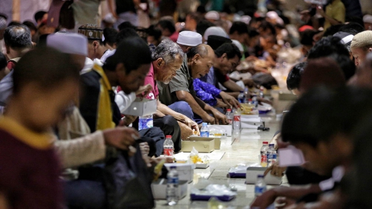Kenikmatan Buka Puasa Bersama di Masjid Istiqlal