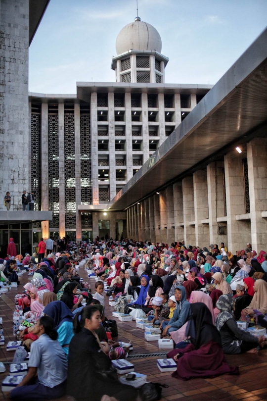 Kenikmatan Buka Puasa Bersama di Masjid Istiqlal