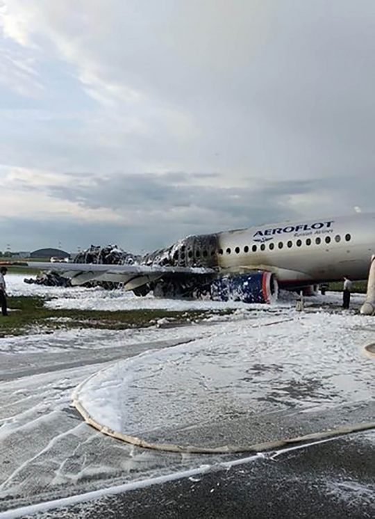 Mengenaskan, Begini Kondisi Pesawat Sukhoi Usai Terbakar di Bandara Rusia