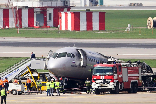 Mengenaskan, Begini Kondisi Pesawat Sukhoi Usai Terbakar di Bandara Rusia