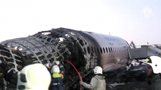 Mengenaskan, Begini Kondisi Pesawat Sukhoi Usai Terbakar di Bandara Rusia