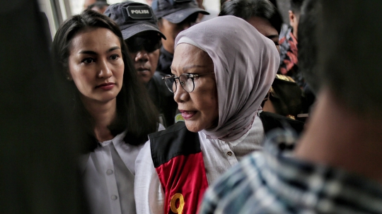 Atiqah Dampingi Ratna Sarumpaet Jelang Jalani Sidang Lanjutan