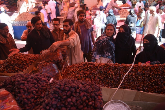 Antusias Muslim Pakistan Berburu Kurma saat Ramadan