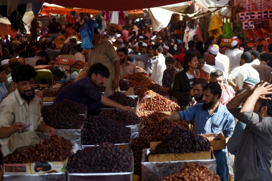 Antusias Muslim Pakistan Berburu Kurma saat Ramadan