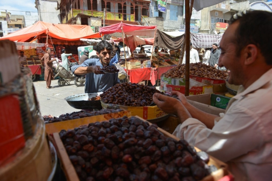 Antusias Muslim Pakistan Berburu Kurma saat Ramadan