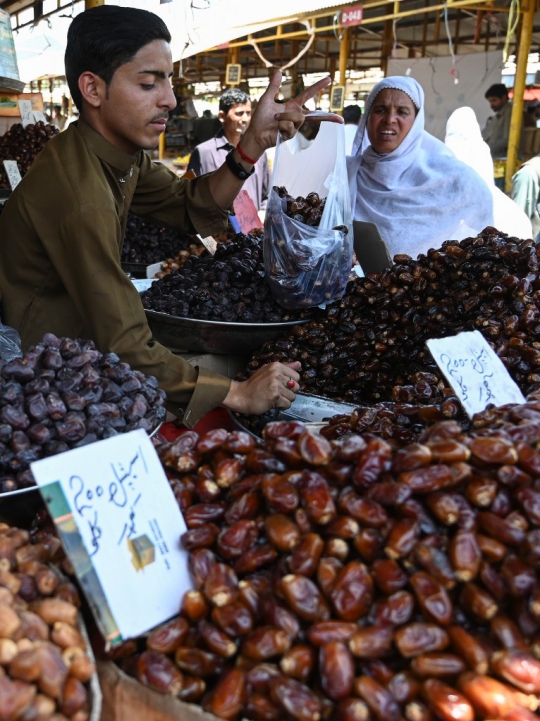 Antusias Muslim Pakistan Berburu Kurma saat Ramadan