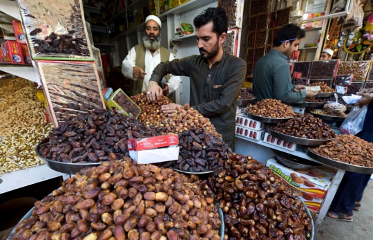 Antusias Muslim Pakistan Berburu Kurma saat Ramadan