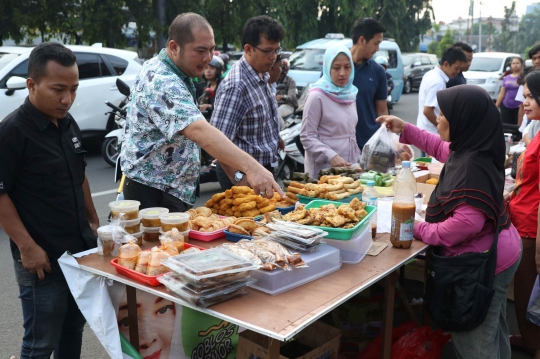 Berburu Takjil di Jalan Panjang Kelapa Dua