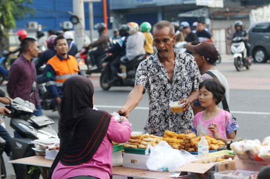 Berburu Takjil di Jalan Panjang Kelapa Dua