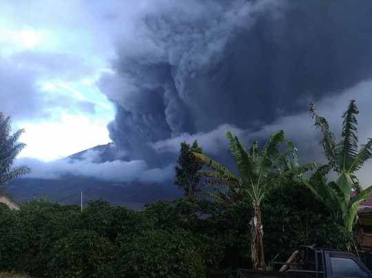 Penampakan Sinabung Saat Kembali Erupsi Ribuan Meter ke Udara