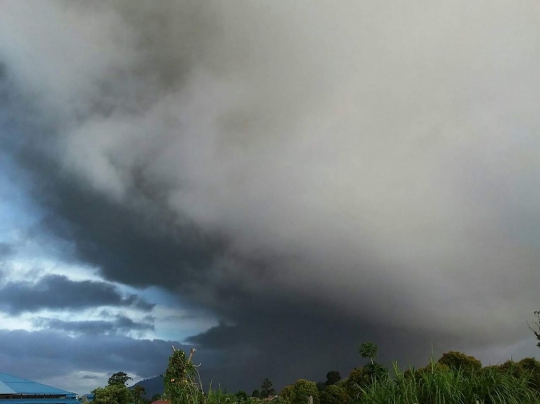 Penampakan Sinabung Saat Kembali Erupsi Ribuan Meter ke Udara