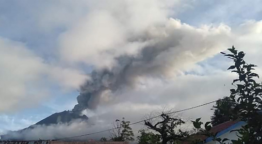 Penampakan Sinabung Saat Kembali Erupsi Ribuan Meter ke Udara