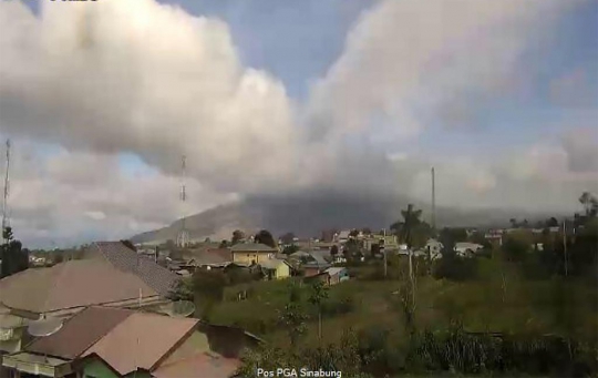 Penampakan Sinabung Saat Kembali Erupsi Ribuan Meter ke Udara