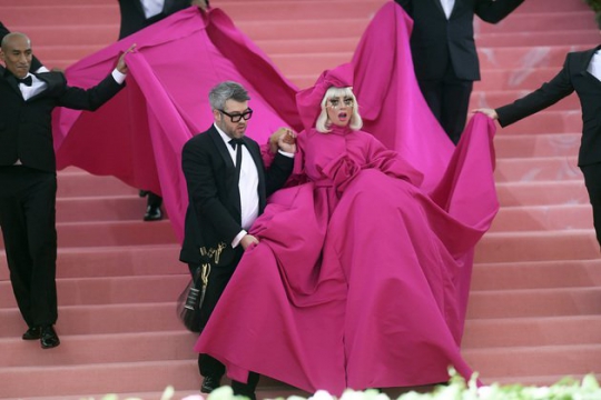 Jadi Co-Host Met Gala 2019, Lady Gaga Pakai 4 Lapis Kostum