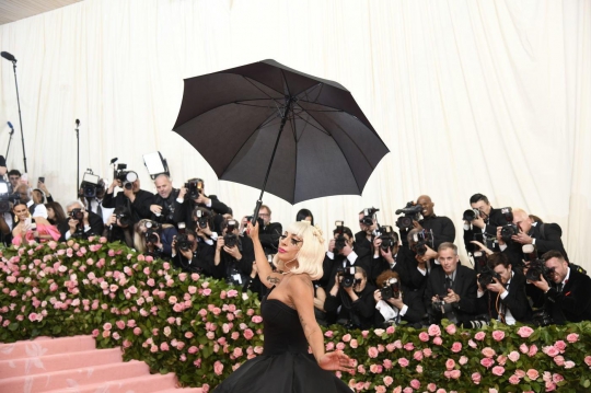 Jadi Co-Host Met Gala 2019, Lady Gaga Pakai 4 Lapis Kostum