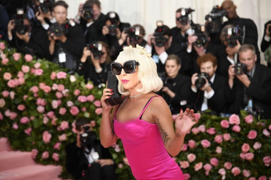 Jadi Co-Host Met Gala 2019, Lady Gaga Pakai 4 Lapis Kostum