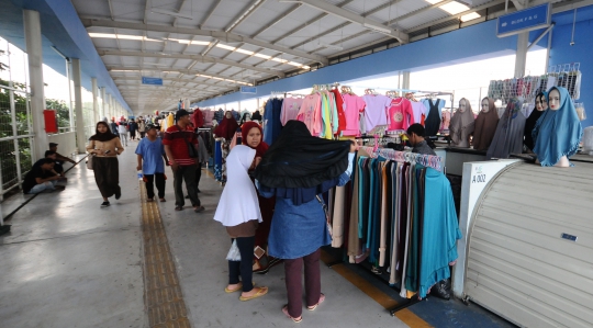 Berburu Pakaian Muslim di Skybridge Tanah Abang