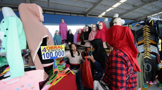 Berburu Pakaian Muslim di Skybridge Tanah Abang