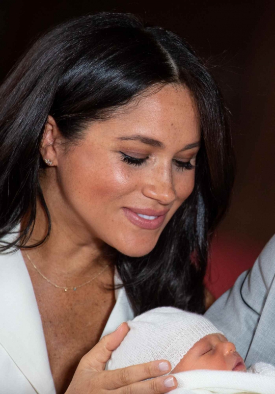 Pangeran Harry dan Meghan Markle Perkenalkan Royal Baby