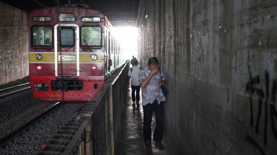 JPO Jauh, Jalan Setapak Ini Jadi Pilihan Pejalan Kaki untuk Menyeberang