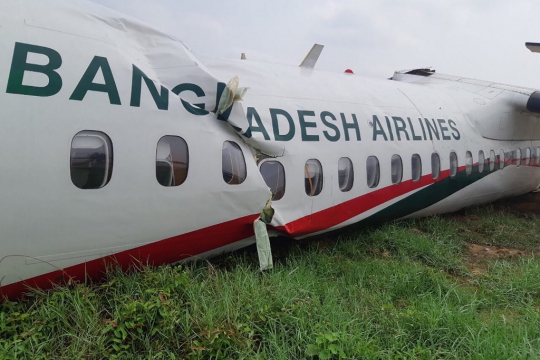 Tergelincir, Pesawat Bangladesh Retak dan Patah Usai Cium Landasan