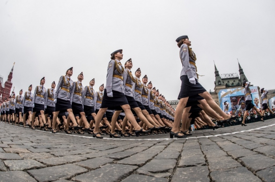 Aksi Prajurit Cantik Rusia dalam Parade Militer di Hari Kemenangan