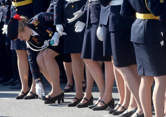 Aksi Prajurit Cantik Rusia dalam Parade Militer di Hari Kemenangan