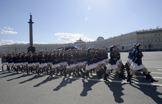 Aksi Prajurit Cantik Rusia dalam Parade Militer di Hari Kemenangan