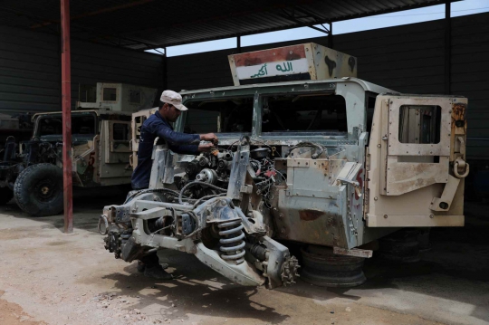 Mengunjungi Bengkel Kendaraan Militer di Irak