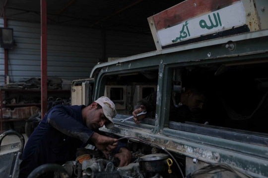 Mengunjungi Bengkel Kendaraan Militer di Irak