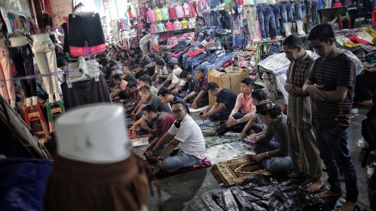 Salat Jumat Pertama di Pasar Tanah Abang saat Ramadan