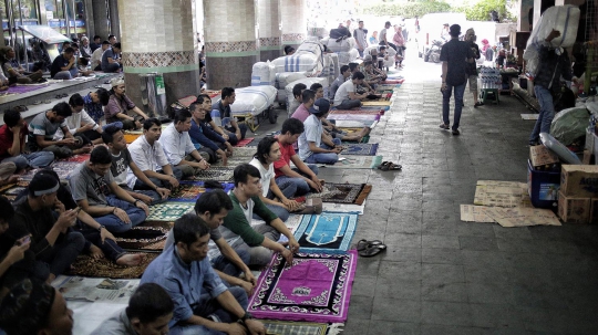 Salat Jumat Pertama di Pasar Tanah Abang saat Ramadan